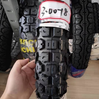 Développement de pneus de moto de 18 pouces pour le chargement au port de Qingdao