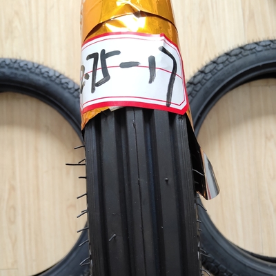 Chargement du port de Qingdao 17 pouces 275-17 Pneus et tubes de moto avec une durée de vie de 20000 KM