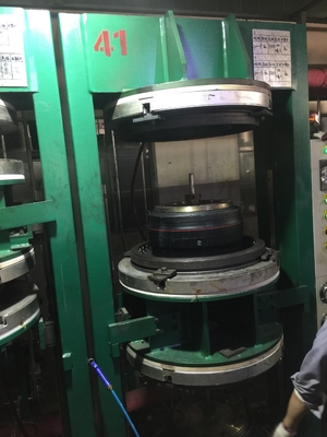 4.00-8 Taille du pneu Tuk Tuk MRF Roue à trois roues pour le remplacement/réparation
