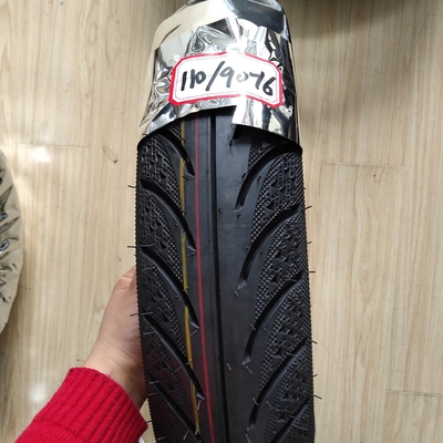 Pneus de moto de grande capacité 110/90-16 pour une production quotidienne de 10000 pièces
