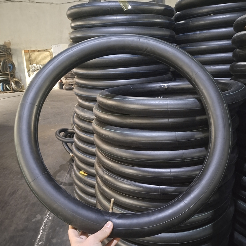 Tubes internes en caoutchouc butyle de moto professionnel noir pour un délai de livraison de 25 jours