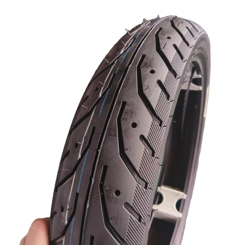 Pneus de moto sans tube en nylon 100/80-17 OEM accepté à Qingdao avec port de chargement