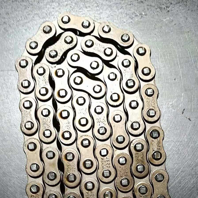 428-112L BAJAJ Chaîne de pièces détachées de moto avec finition noire 112L pièce incluse