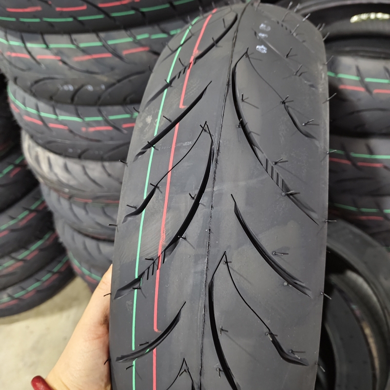 Pneus sans tube pour motocyclettes 140/70-17 avec 35% à 55% de caoutchouc à Qingdao