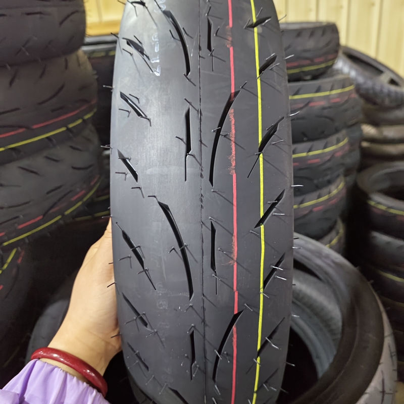 Matériau brut de caoutchouc naturel Pneus de moto 130/70-17 Pneus pour moto 17
