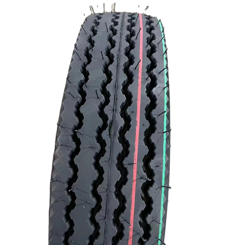 Remplacer/réparer des pneus de moto Bajaj 4.00-8 avec un boîtier de pneus durable