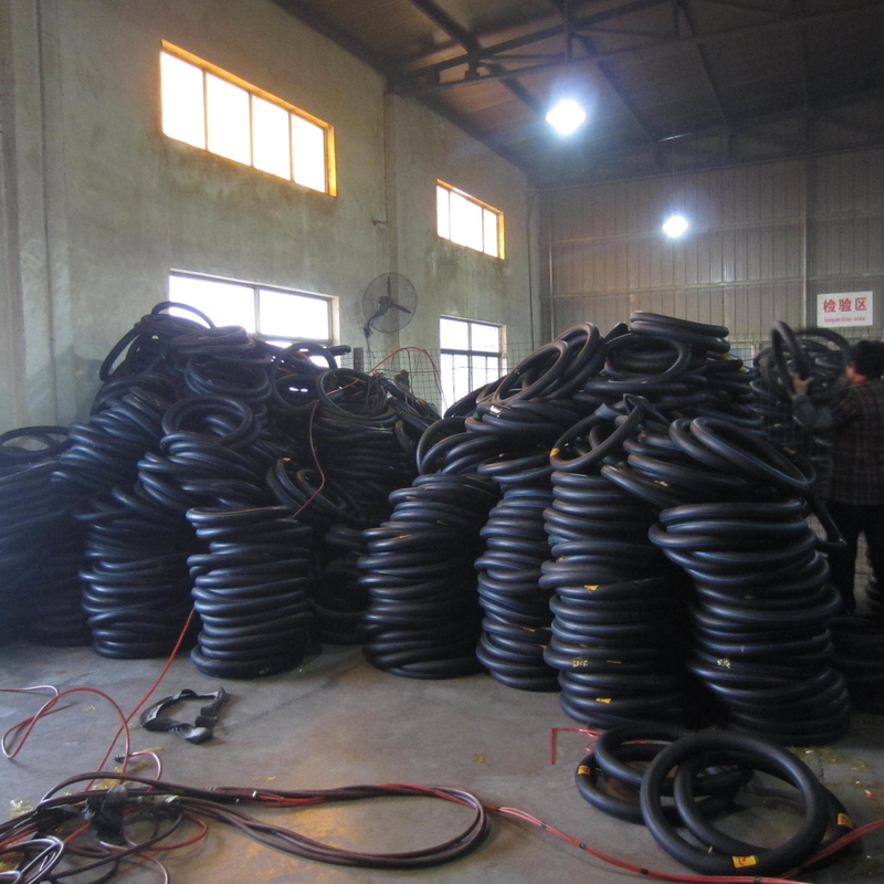Longueur 500-550% Tube intérieur du pneu de moto pour des performances durables