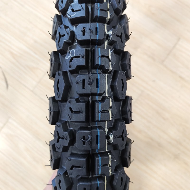 Matériau de base Nature caoutchouc acier nylon TT/TL Pneus de motocyclettes 4.10-18