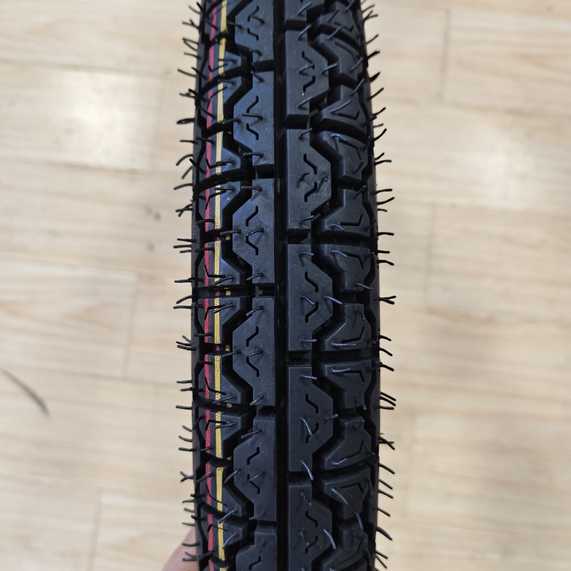 Les pneus de motocyclettes 300-17 acceptés par l'OEM pour la teneur en caoutchouc moto 35%-55%