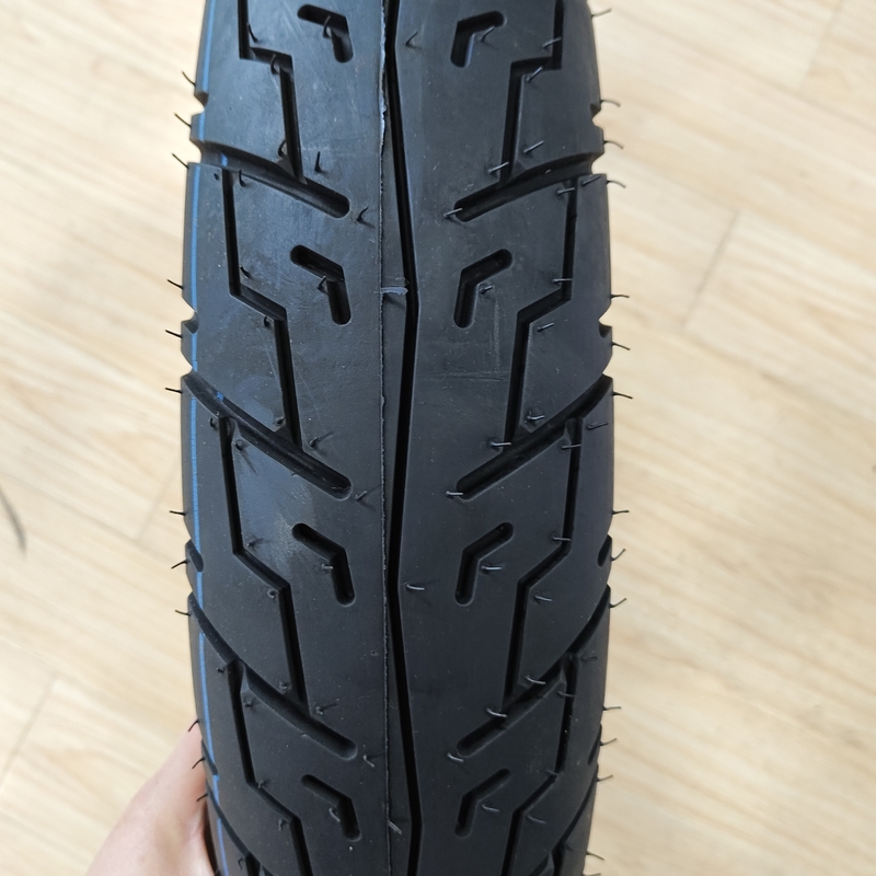 Contenu en caoutchouc de 35% à 55% Enveloppe de pneus de motocyclettes pneumatiques sans tuyau 13090-18