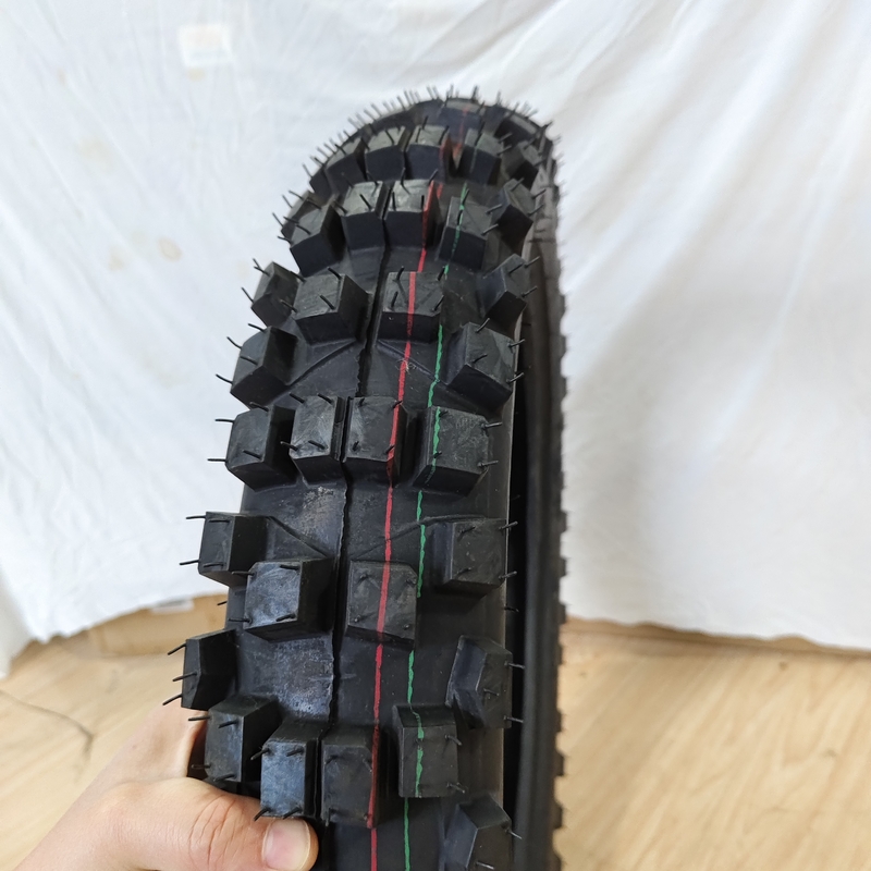 35% à 55% de teneur en caoutchouc dans les pneus de motocyclettes et les tubes intérieurs à Qingdao avec port de chargement