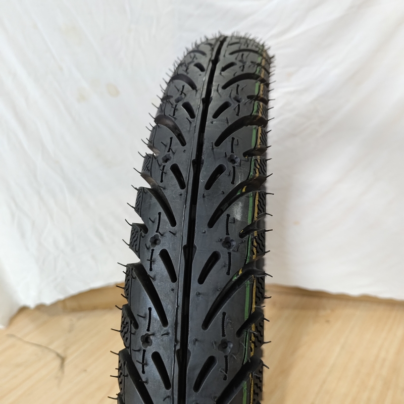 3.00-17 Pneus de moto fabriqués à partir de matières premières naturelles en caoutchouc, acier et nylon