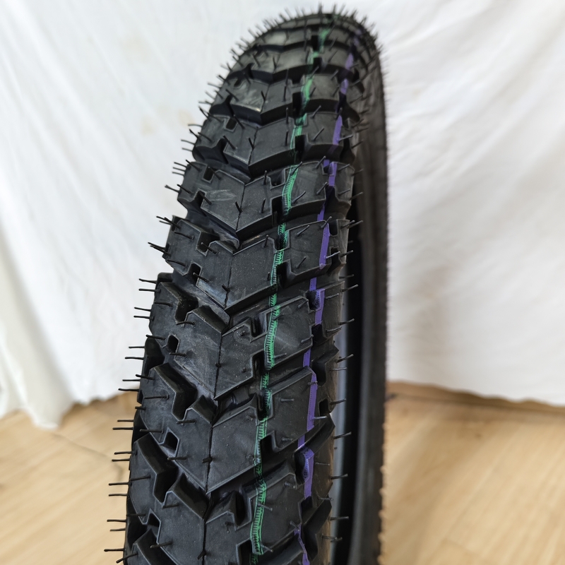 Pneus de motocyclettes TT/TL Pneus de tricyclettes destinés au remplacement/à la réparation au port de chargement de Qingdao