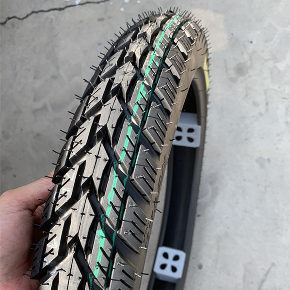 Contenu en caoutchouc de 35% à 55% Pneus en nylon 2.75 18 Pneus arrière à remplacer/réparer
