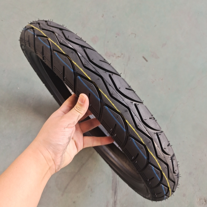 35% à 55% de teneur en caoutchouc pneumatiques de moto sans tube 80/90-17 avec et OEM acceptable
