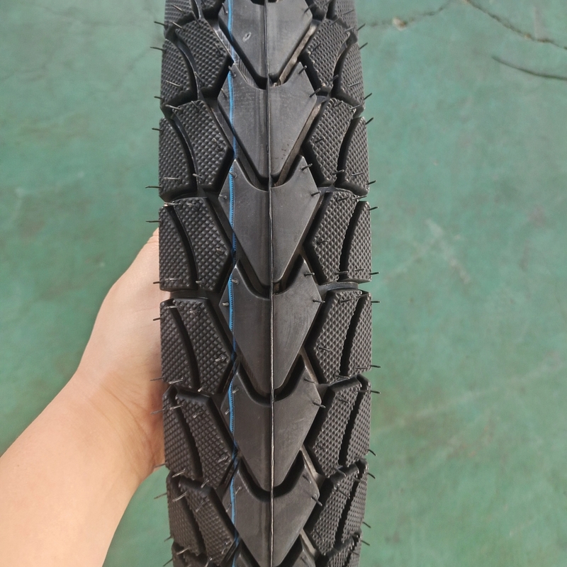Pneus de moto noir 350-18 et tube intérieur avec port de chargement à Qingdao