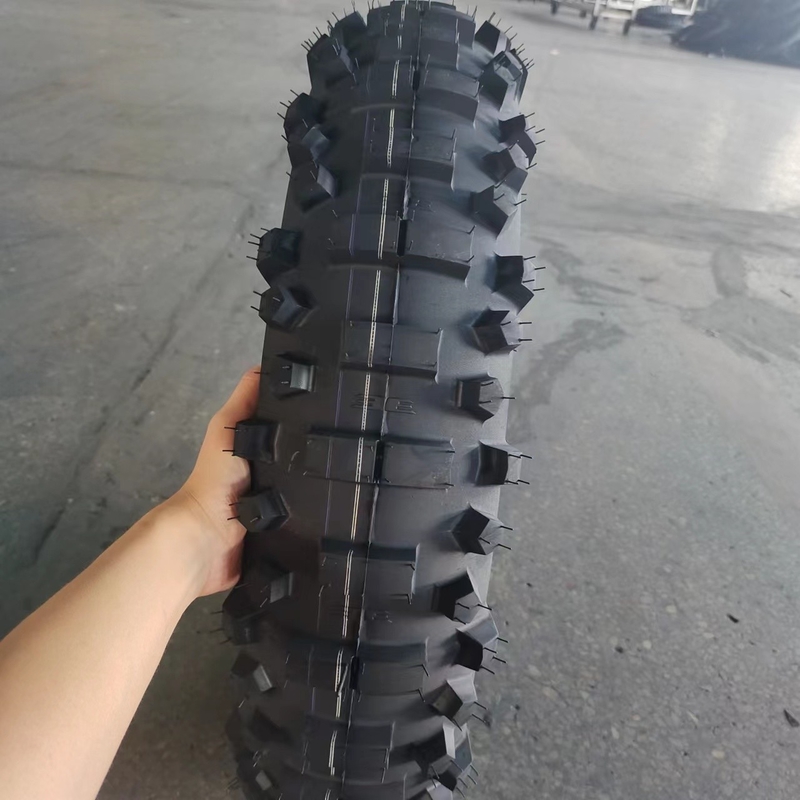 Pneus de moto de course tout-terrain 140/80-18 avec 35% à 55% de caoutchouc et pneus mous