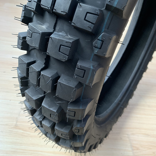 140/80-18 Pneus enduro mous avec une résistance à la traction de 10,5 et une teneur en caoutchouc durable