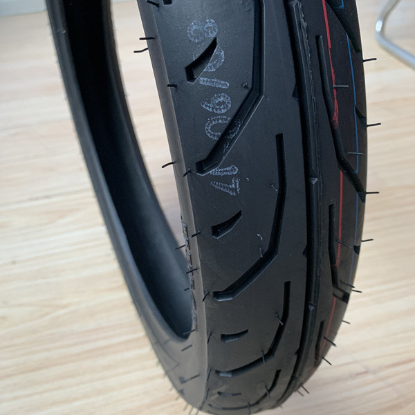 Contenu en caoutchouc de 35% à 55% Marché africain Pneus de moto 80/90-17 Pièces et accessoires