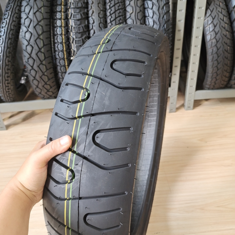Pneus de moto en caoutchouc naturel 130/70-17 8PR Partie de rechange de haute performance pour les motards
