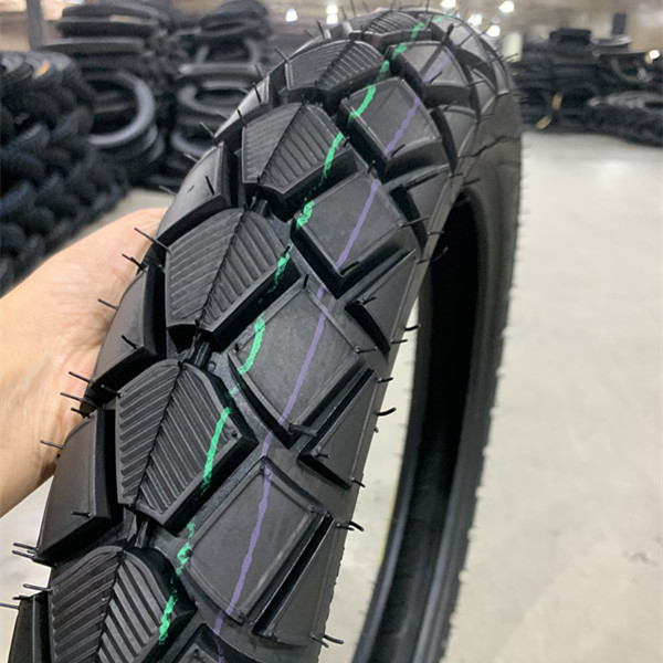 300-18 pneus de moto avec une résistance à la traction de 10,5 et une durée de vie de 20000 KM