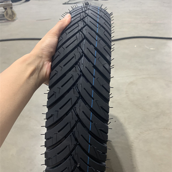 Résistance à la traction 10.5 Pneus de moto Scooter électrique 110/80-18 avec teneur en caoutchouc 35%-55%