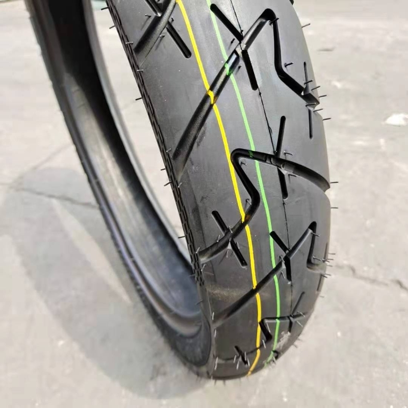 Expédition rapide dans les 25 jours 90/90-18 Pneus de moto avec un design profond