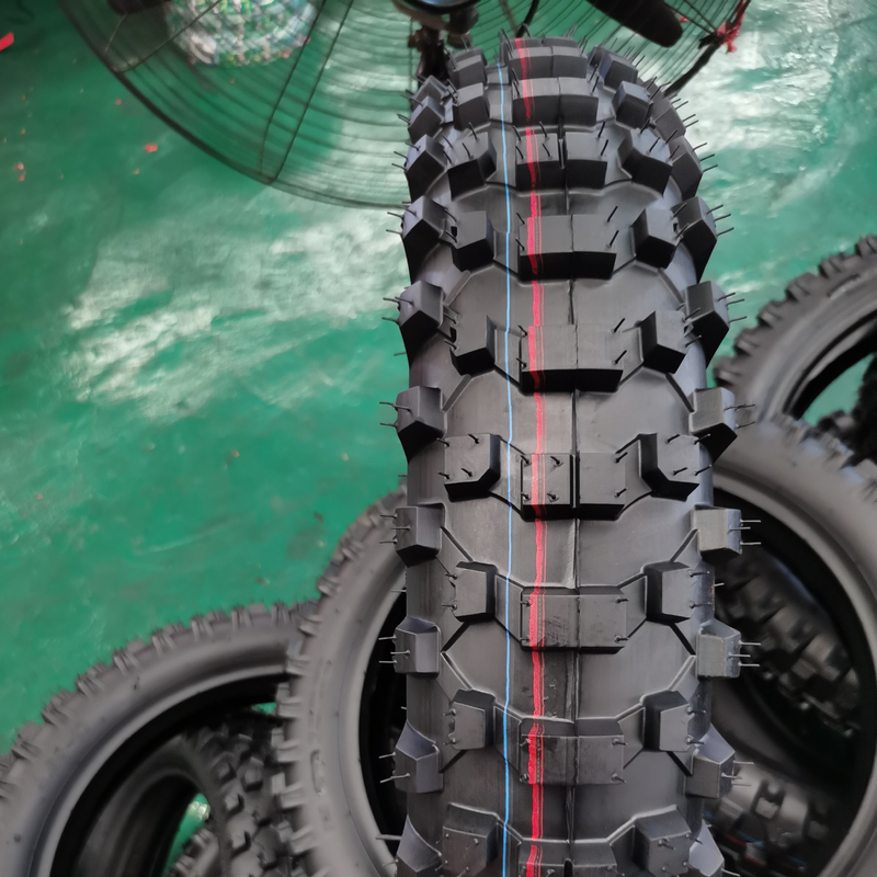 16 pouces de pneus de motocyclettes conception de motifs profonds pour des performances durables 3,2 kg
