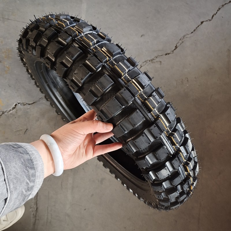 Spécifications complètes 4.60-17 Pneus de moto avec caoutchouc naturel à partir du haut