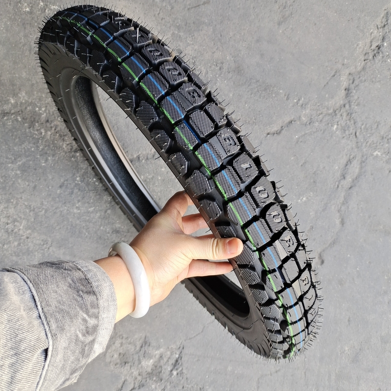 3.00-18 Pneus naturels pour motocyclette pour le port de chargement de Qingdao