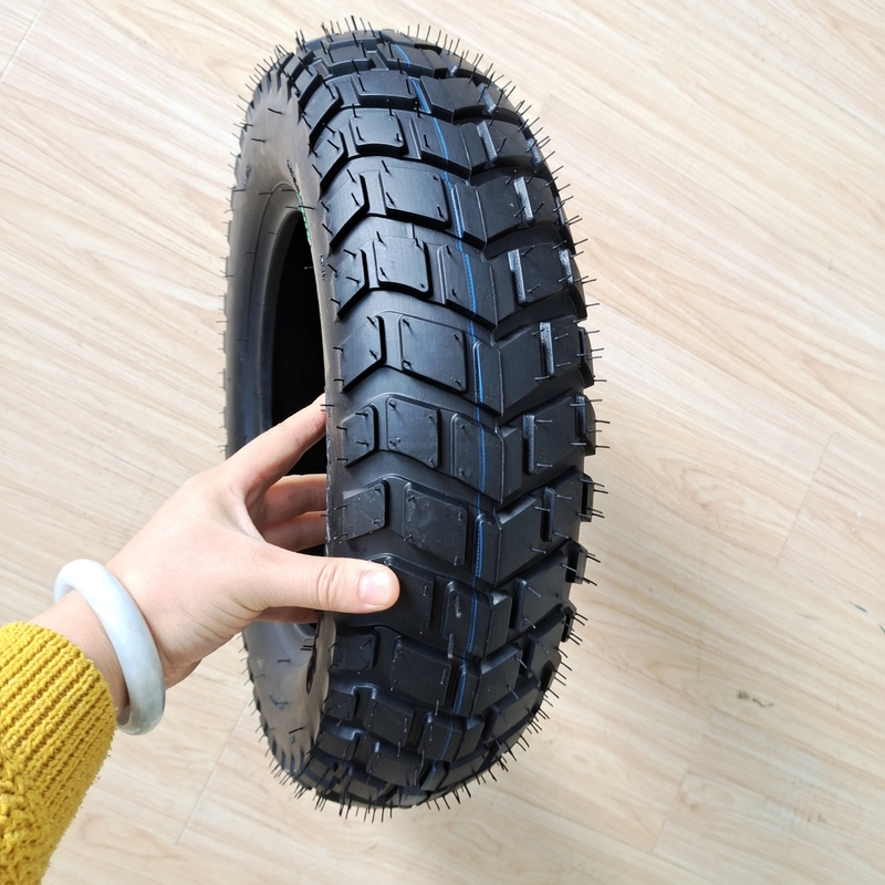 Contenu en caoutchouc supérieur de 35% à 55% 120/90-10 Pneus de motocyclettes à vendre dans le port de Qingdao