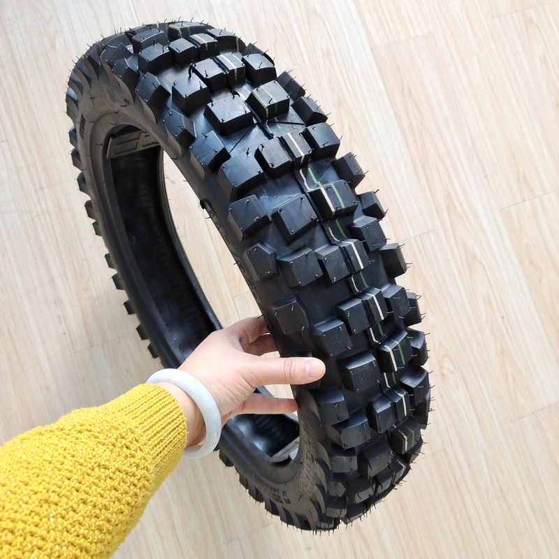 Matériau brut pneumatique de moto 110/90-18 pneumatique sans tube pour les performances