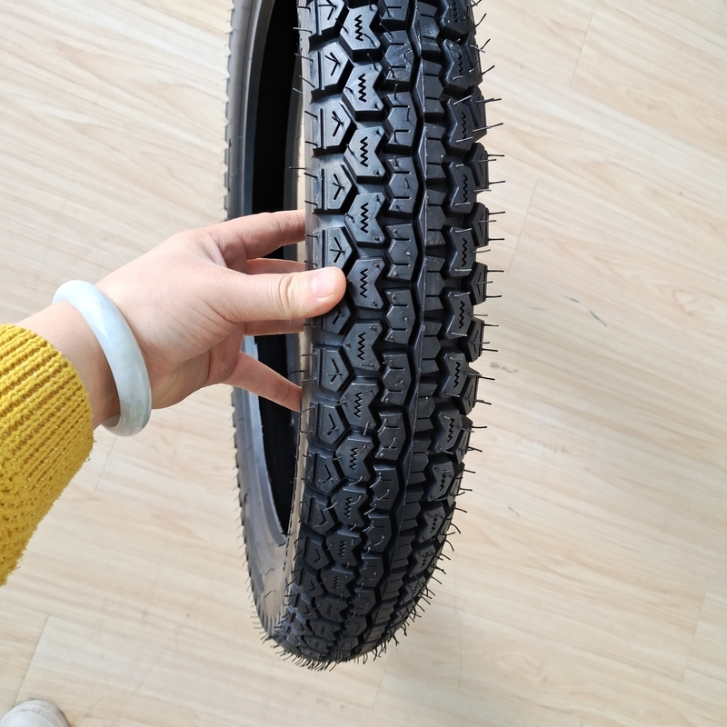3.25-18 Pneus de moto noir sans tube avec matière première Nature caoutchouc acier nylon