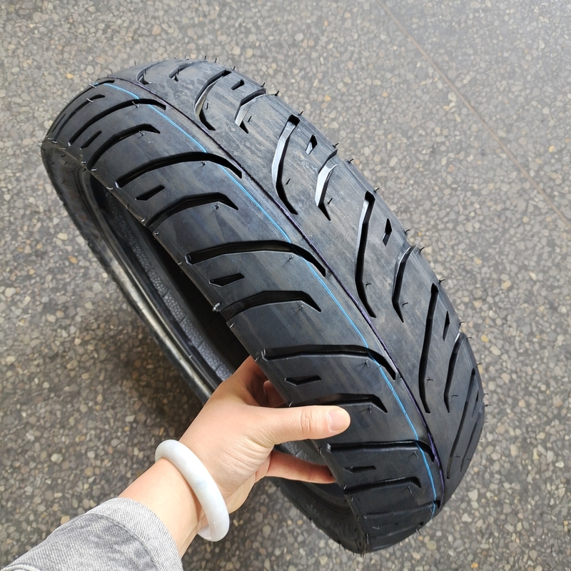 140/60-17 D Pneus de moto fabriqués à partir de caoutchouc naturel et ayant une classification Ply 6pr/8pr