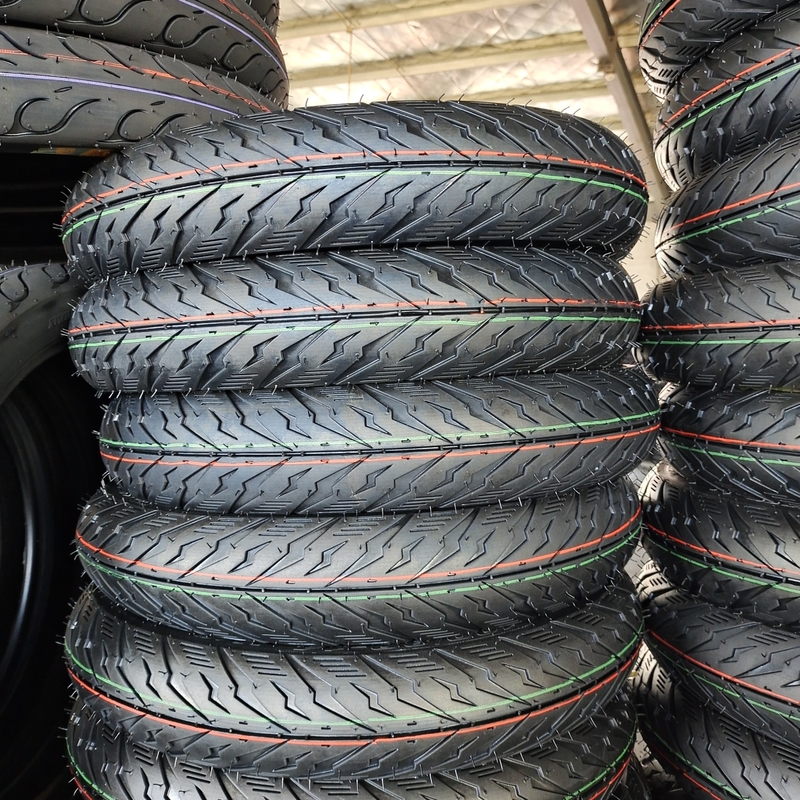 100/80-14 Pneus de moto avec 35% à 55% de caoutchouc et carcasse
