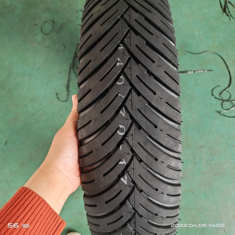 140/70-17 8 Ply Rate pneu de moto noir 18 pouces fabriqué pour le chargement Port Qingdao