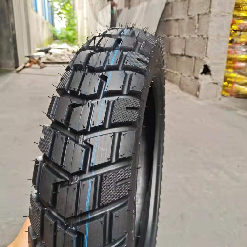 Chargement du port de Qingdao 110/90-16 Pneus sans tube pour motocycle avec 35% à 55% de caoutchouc
