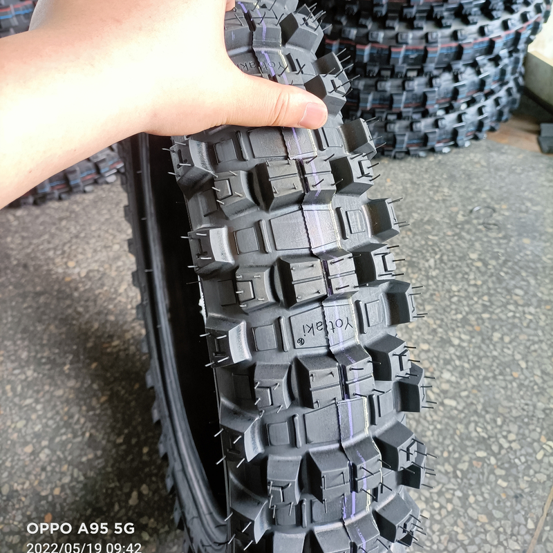 Contenu en caoutchouc de 45% dans les pneus mous de motocyclette 140/80-18 destinés au marché russe