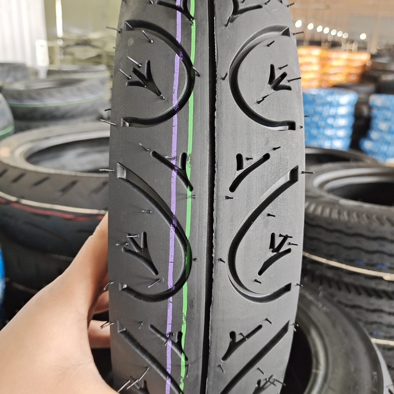 Port de chargement de Qingdao 2.75-16 2.50-17 2.75-17 Pneus de moto avec boîtier