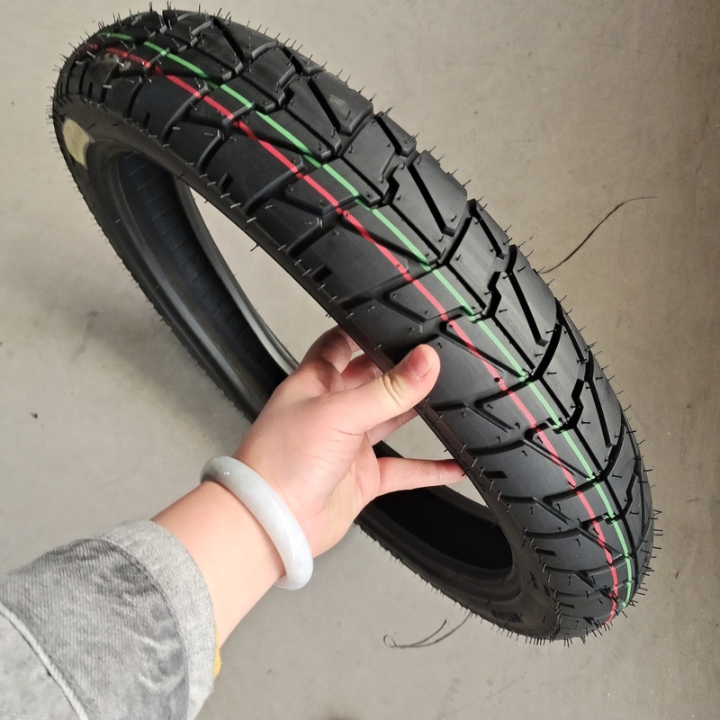 Excellente performance pneu de moto et tube intérieur 3.00/3.25-18 avec caoutchouc naturel