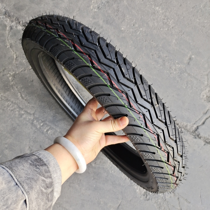 Pneus de moto naturels en caoutchouc 2.75-16 2.75-17 2.75-18 2.50-17 9090-18 avec matière première