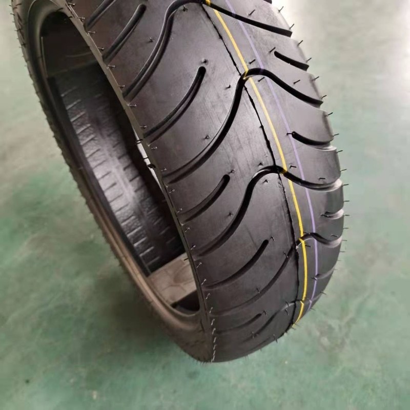 Faites rouler votre scooter avec des pneus de moto de 3,50 à 10 Capacité de production de 5000 pièces / jour