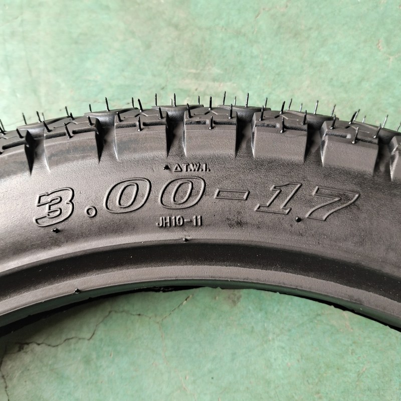 Pneus de motocycle 17 3.00-17 Pneus de supermoto avec une résistance à la traction durable