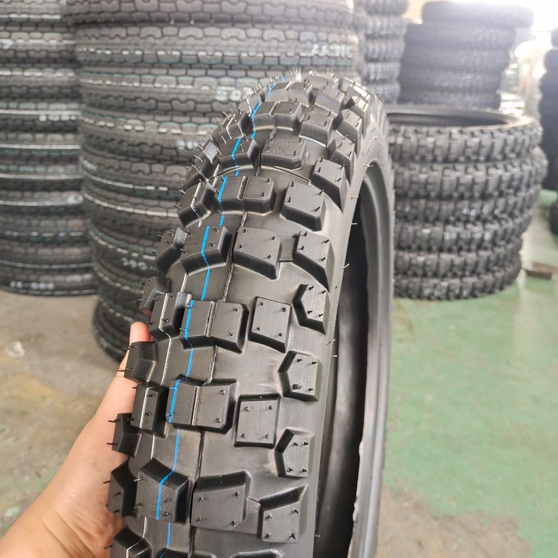 pneu de moto sans tube noir 4.10-18 8PR avec 35% à 55% de caoutchouc à Qingdao