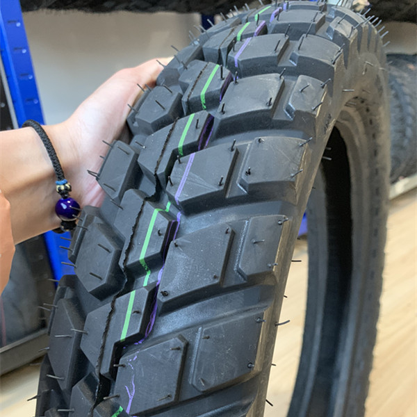 35% à 55% de teneur en caoutchouc Les pneus de moto 110/90-17 sans tube pour le marché africain