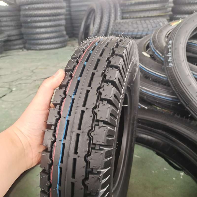 Remplacez votre pneu de moto Bajaj 4.00-8 par un 1.