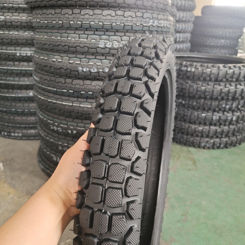 Contenu en caoutchouc de 35% à 55% Pneus naturels de caoutchouc pour motocyclettes 3.00-18 Pneus sans tube au mieux