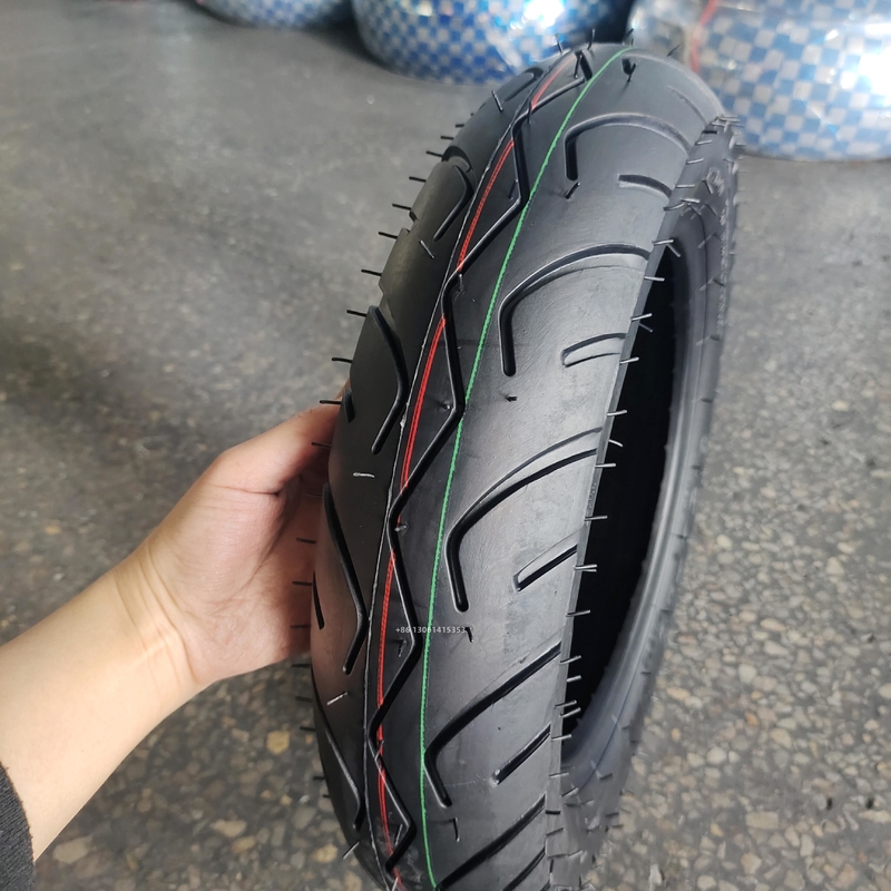 Contenu en caoutchouc de 35% à 45% Pneus sans tuyau pour motocyclettes 3,50-10 350 10 avec matériau durable