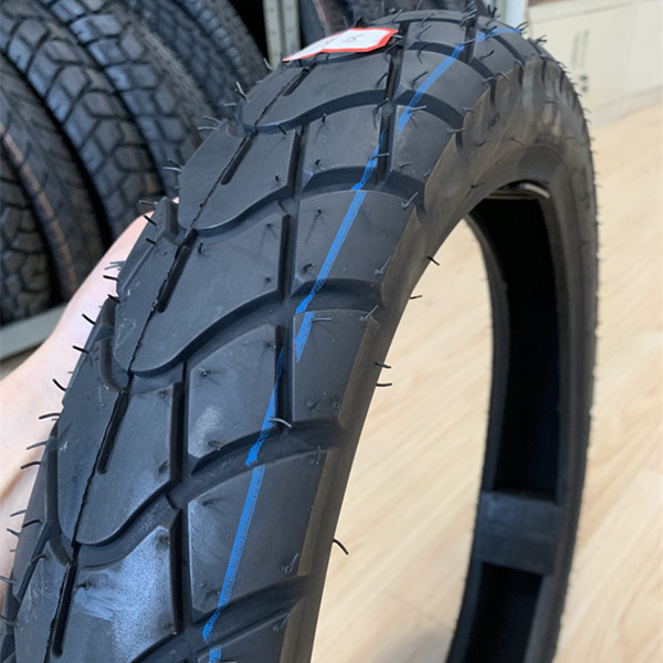 5000 pièces par jour Capacité de production pneus de moto 90/90/18 pour le marché africain