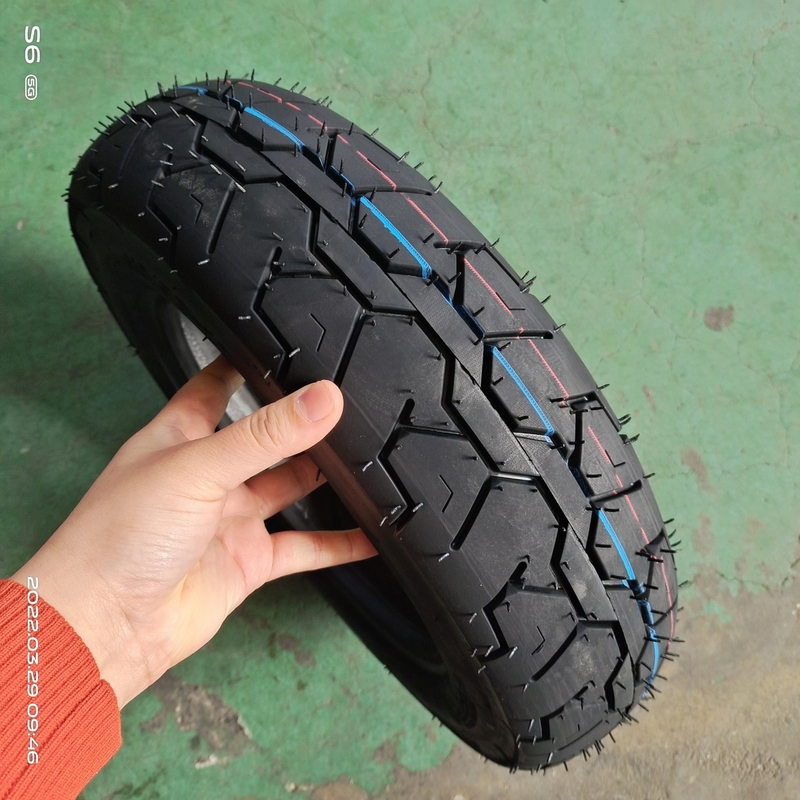 10 pouces pneu de moto 110/90-10 6 taux de pliage avec du caoutchouc noir et 35%-55% de teneur en caoutchouc